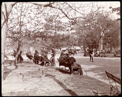 Menschen auf Parkbänken im Union Square, New York, 1898 von Byron Company